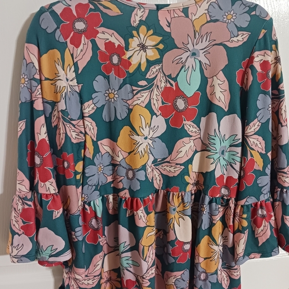 Hailey & Co floral lightweight sweater with ruffle sleeves size small - Picture 8 of 9